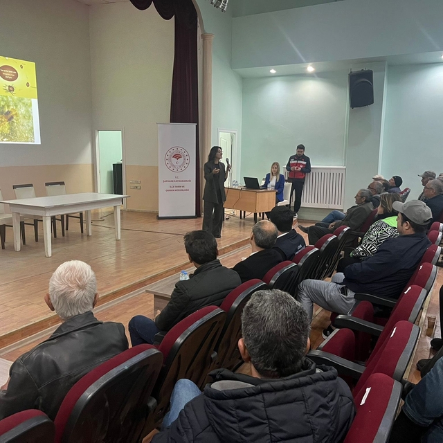 Şaphane'de üreticilere kiraz ve vişne hastalıkları ile zararlıları eğitimi