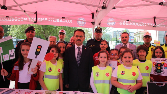 Kocaeli'de "minik dedektifler" sürücüleri trafik kurallarına uymaları konusunda uyardı