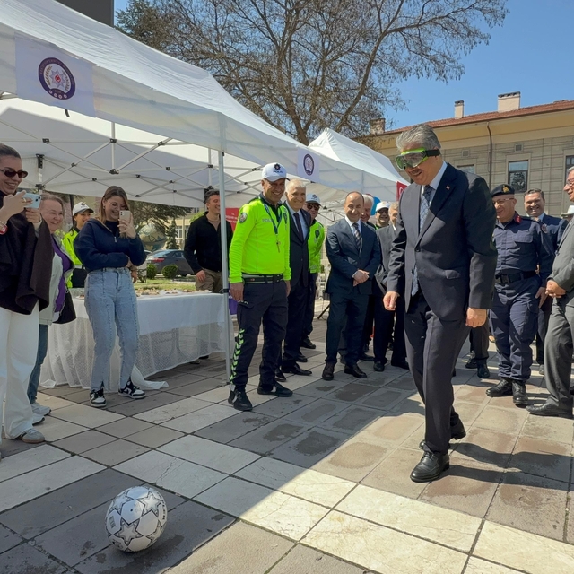 Vali Yılmaz alkol gözlüğünü taktı, futbol topunu kaleye göndermede hayli zo...