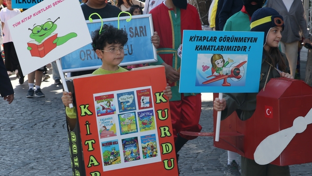 İzmir'deki şenlikte kitap kahramanlarını canlandıran öğrenciler kitap takası yaptı