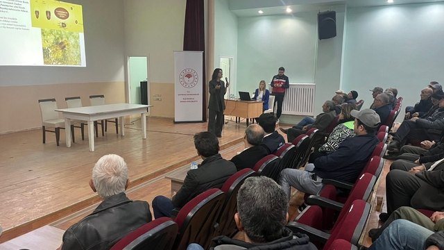 Şaphane'de üreticilere kiraz ve vişne hastalıkları ile zararlıları eğitimi