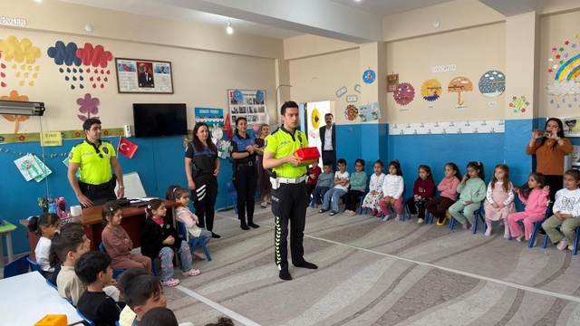 Cizre'de geleceğin sürücüleri kuralları polis amcalarından öğrendi