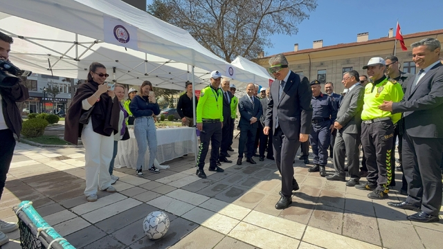 Vali Yılmaz alkol gözlüğünü taktı, futbol topunu kaleye göndermede hayli zorlandı