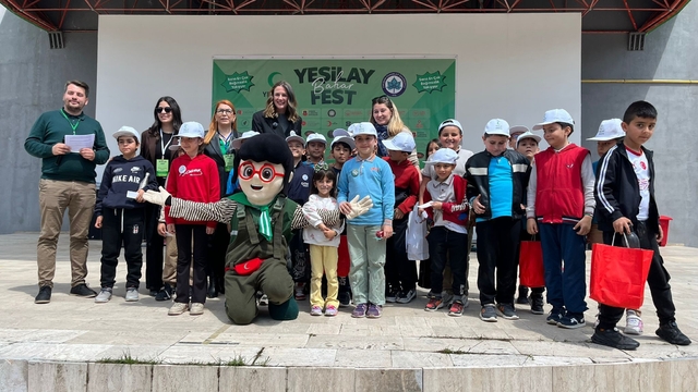 Eskişehir Vali Münir Raif Güney İlkokulu öğrenc ileri bağımlılığa karşı festivalde