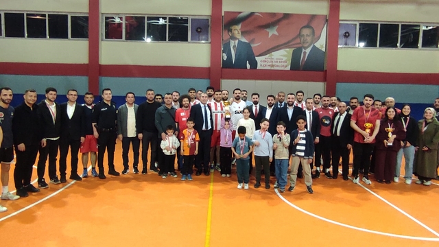 Sason'da yoğun ilgi gören voleybol halk turnuvası final maçıyla sona erdi
