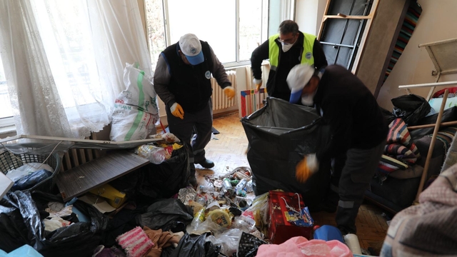 Eskişehir'de evden 5 kamyon çöp çıktı