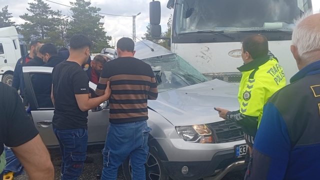 Adıyaman'da tırla çarpışan otomobilin sürücüsü hayatını kaybetti