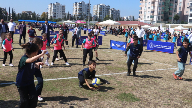 Adana'da çocuklar geleneksel oyunlarda final mücadelesi verdi