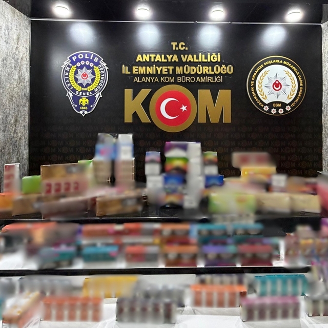 Antalya'da kaçakçılık operasyonlarında silah ve kaçak ürünler ele geçirildi