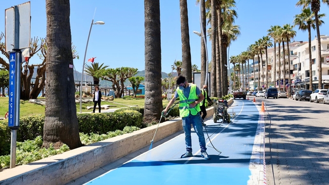 Marmaris'te bisiklet yolları bakımdan geçiyor