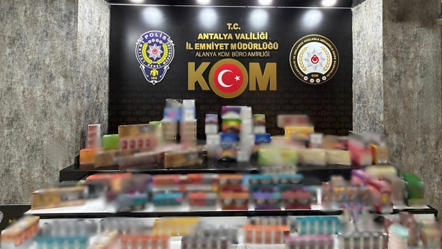Antalya'da kaçakçılık operasyonlarında silah ve kaçak ürünler ele geçirildi