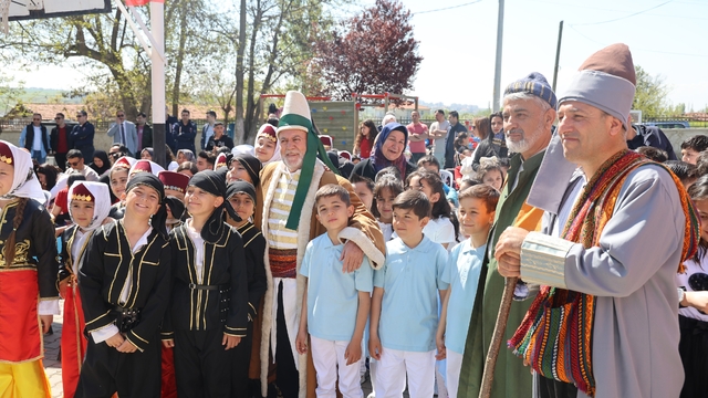 Kırşehir'de hıdrellez coşkusu 3 erenle başladı
Temsili Ahi Evran, Hacı Bektaş Veli ve Yunus Emre çocukları selamladı