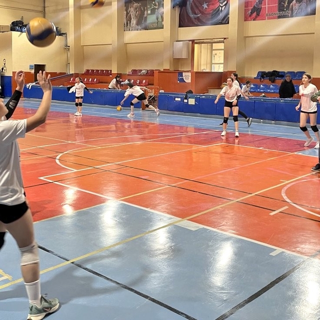 Filede vali sürprizi; Ziya Polat genç sporcularla voleybol oynadı