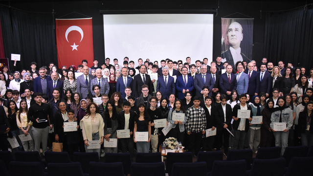 Tiyatro tutkunu lise öğrencileri performanslarını festivalde sahneye taşıdı