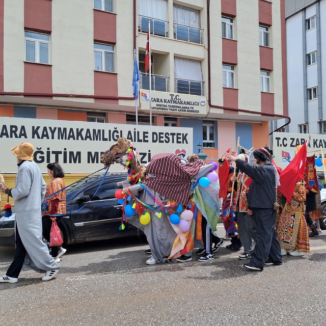 Sivas'ta geleneksel 'saya gezmesi' renkli görüntülere sahne oldu