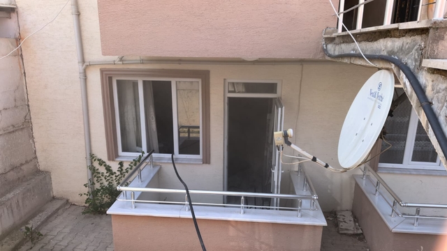 Evlerinde çıkan yangında mahsur kalan anne ile otizmli kızını komşuları kurtardı