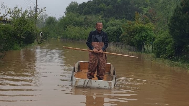 Sakarya'da taşkın sonrası 'Venedik' manzarası: Evine kayıkla gitti
Taşkının yaşandığı mahallede ulaşımı kayıkla sağladı