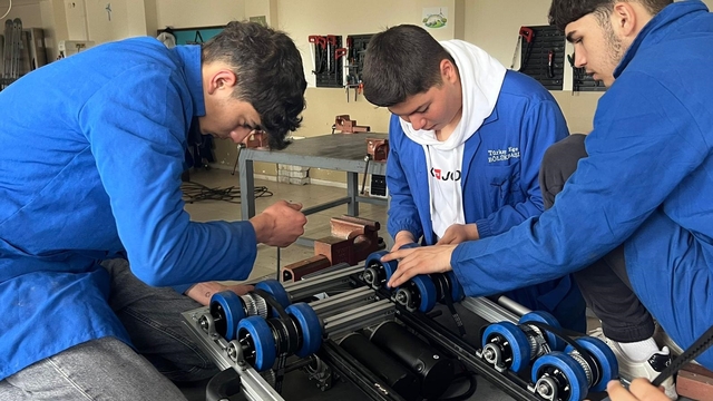 İzmir'de meslek lisesi öğrencileri becerilerini toplum yararına sergiliyor