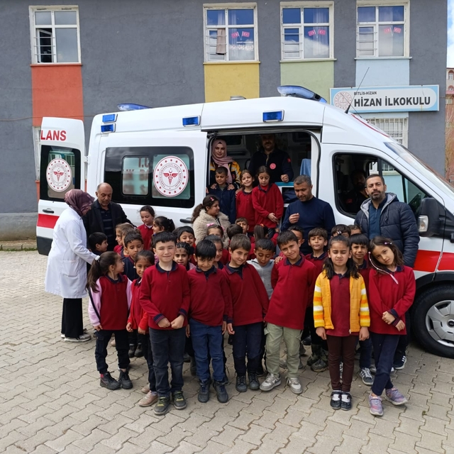 Hizan'da öğrencilere ambulans tanıtıldı