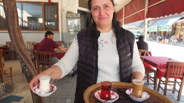 Burhaniye'de kahvehanelerde çay yerine süt içiliyor