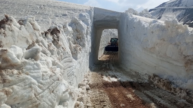 Yüksekova'da 8 metrelik kar tünelleri: İş makinesi içinde kayboldu