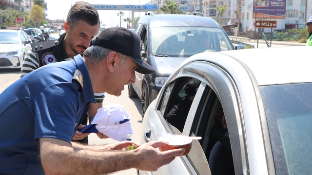 Mersin'de yoğurt ve çilek ikramlı trafik uygulaması