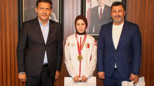 Kozanlı boksör Azranur, Gençler Olimpiyatları'nda Türkiye'yi temsil edecek