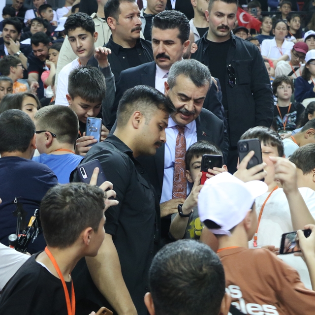Bakan Tekin: "100 ortaöğretim öğrencisinin 43'ü mesleki eğitime kayıt yaptı...