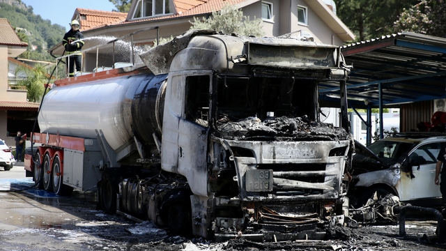 Fethiye'de akaryakıt istasyonundaki yakıt tankerinde çıkan yangın söndürüldü