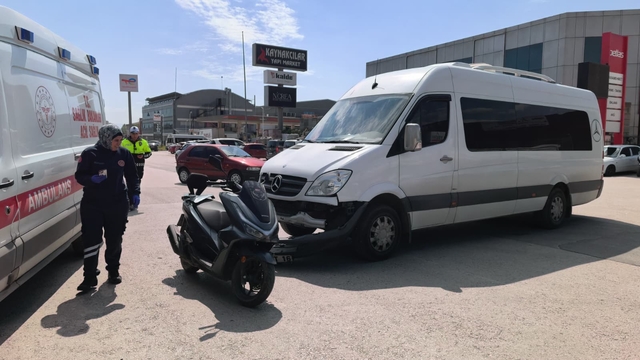 Minibüsle çarpışan motosikletten düşen baba ile kızı yaralandı