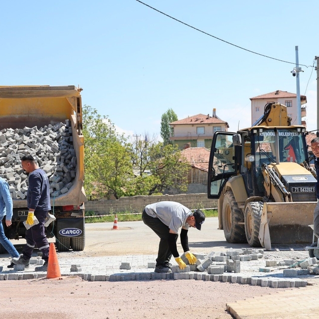 Kırıkkale'de kilit parke ve asfalt çalışmaları sürüyor