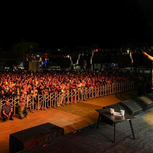 Manisa'da hıdırellez coşkusu Hüsnü Şenlendirici konseriyle zirveye ulaştı