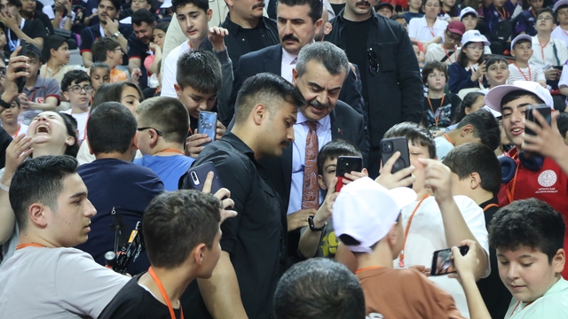 Bakan Tekin: "100 ortaöğretim öğrencisinin 43'ü mesleki eğitime kayıt yaptırdı"
