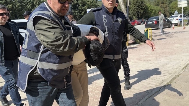 Kübra Yapıcı'nın katil zanlıları adliyeye sevk edildi
Gazetecilerin 'Kübra'yı neden öldürdünüz?' sorusuna şüpheliler cevap vermedi