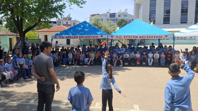 Efeler'in sanatçıları çocuklar için sahneye çıktı