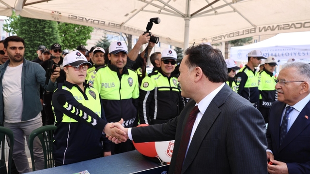 Vali Çiçek: "Ölümlü trafik kazalarında yüzde 60'lık bir düşüş var"
Kayseri'de Trafik Haftası kutlandı