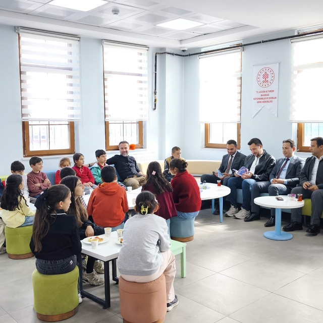 Muradiye'nin minik yazarları ilk imzalarını attı