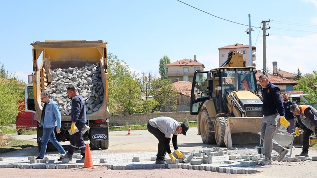 Kırıkkale'de kilit parke ve asfalt çalışmaları sürüyor