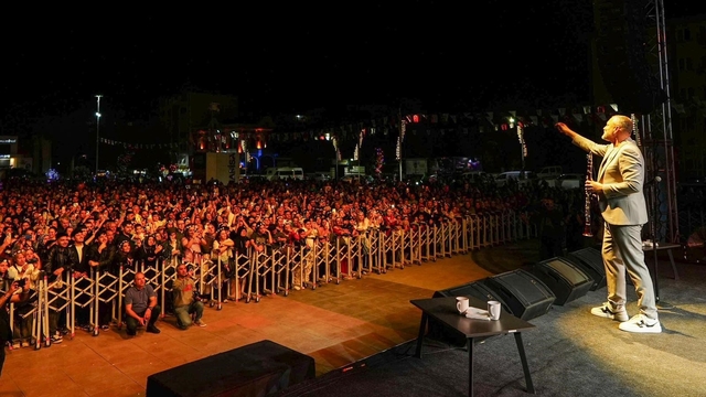 Manisa'da hıdırellez coşkusu Hüsnü Şenlendirici konseriyle zirveye ulaştı