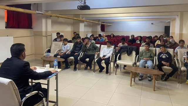 Baskil'de "Gençlik ve Güzel Ahlak" konulu seminer düzenlendi