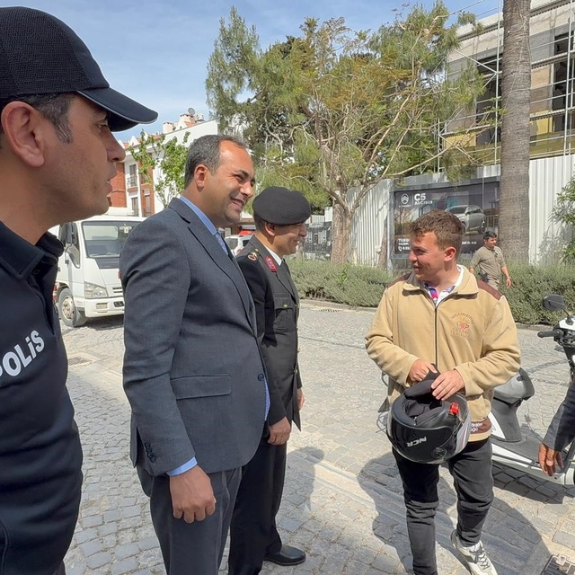 Datça'da motosiklet sürücülere ücretsiz kask dağıtıldı