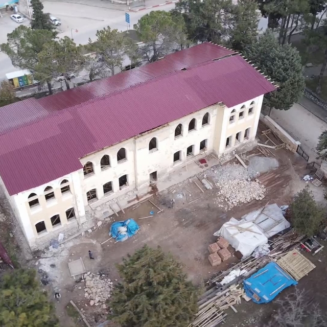 Çal'daki tarihi mektep restorasyonunda işçiler arasında kavga çıktı; 4 yara...