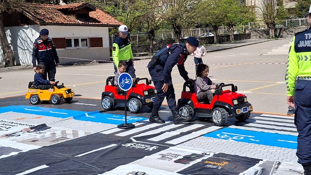 Beypazarı jandarma trafik ekipleri, ilkokul öğrencilerine uygulamalı eğitim verdi