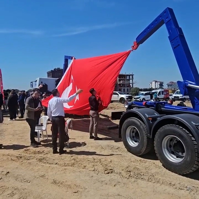 Temel atma töreninde bayrak hassasiyeti takdir topladı