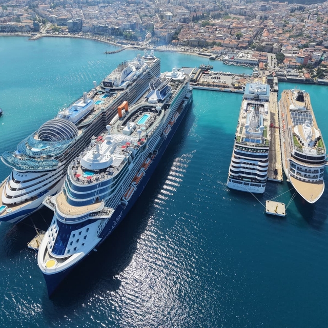 Kuşadası'na 4 gemi ile 10 bin 800 turist geldi