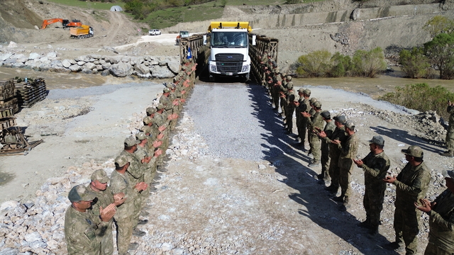 TSK'nın Hakkari'de heyelan bölgesine kurduğu panel köprüden ilk araç geçişleri yapıldı