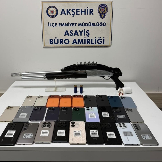 Akşehir'de kaçak cep telefonu operasyonu