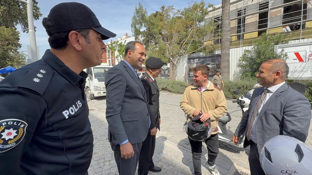 Datça'da motosiklet sürücülere ücretsiz kask dağıtıldı