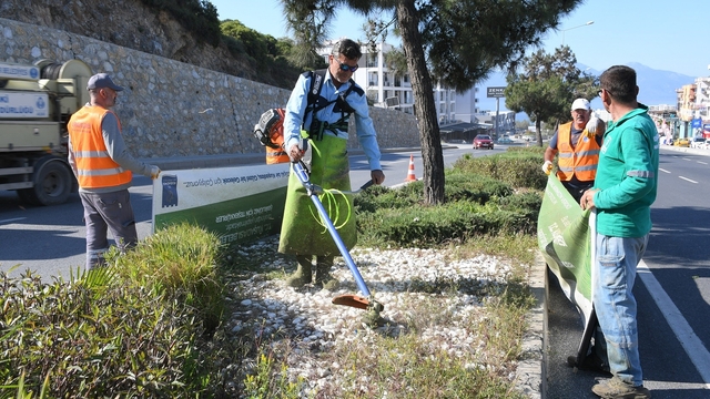 Kuşadası'nda bayram öncesi refüjler bakıma alındı