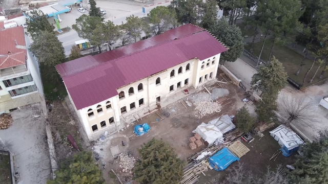 Çal'daki tarihi mektep restorasyonunda işçiler arasında kavga çıktı; 4 yaralı